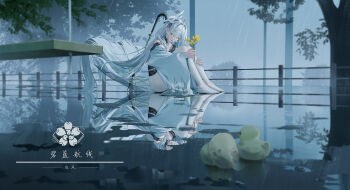 1girl absurdly_long_hair azur_lane bare_shoulders barefoot black_sash chinese_commentary commentary_request flower from_side grey_sky grey_theme hair_between_eyes hakuhou_(azur_lane) highres holding holding_flower japanese_clothes kimono long_hair long_hair_between_eyes long_sleeves looking_at_viewer looking_to_the_side mask mask_on_head open_mouth outdoors overcast puddle railing rain reflection reflective_water rubber_duck sakura_empire_(emblem) sash sitting sky solo translation_request tree umbrella utility_pole very_long_hair white_hair white_kimono white_mask wide_sleeves yellow_eyes yellow_flower yin_lan_xue