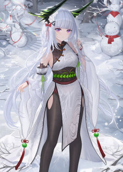 1girl bare_shoulders black_horns black_pantyhose bow breasts chinese_commentary closed_mouth clothing_cutout commentary_request dress feet_out_of_frame flower hair_bow hair_flower hair_ornament hand_up highres hip_vent horns long_hair looking_at_viewer medium_breasts original outdoors pantyhose pelvic_curtain purple_eyes red_bow snow snowman solo standing very_long_hair white_dress white_flower yizhibao