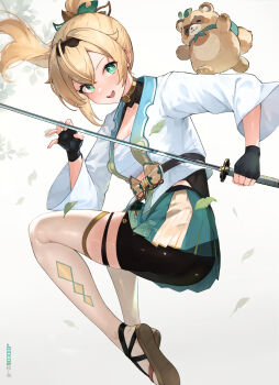 1girl :d argyle_clothes argyle_thighhighs bike_shorts black_gloves black_hairband black_shorts blonde_hair bow bright_pupils chest_sarashi clothing_cutout commentary_request double-parted_bangs egasumi fingerless_gloves gloves green_eyes green_skirt hair_between_eyes hair_bow hairband hakama hakama_short_skirt hakama_skirt highres hip_vent holding holding_sword holding_weapon hololive japanese_clothes katana kazama_iroha kazama_iroha_(1st_costume) kimono maro2ki3 medium_hair miniskirt open_mouth pleated_skirt pokobee ponytail sandals sarashi shoe_soles shorts shorts_under_skirt skin_tight skirt smile solo sword tabi teeth thigh_strap thighhighs upper_teeth_only virtual_youtuber weapon white_kimono white_pupils white_thighhighs