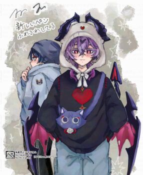 2boys :3 alternate_costume arms_at_sides beanie black_hair black_hat black_horns black_pants black_sleeves blunt_ends blush bright_pupils brown_background casual character_print closed_mouth contemporary crossed_bangs diamond-shaped_pupils diamond_(shape) dragon_horns eyeliner eyeshadow facial_mark forehead_mark genshin_impact grey_pants hair_between_eyes hand_up hands_in_pockets hat heart heart_print highres hood hooded_jacket horns jacket kaze_oshi27 long_sleeves looking_at_viewer looking_to_the_side low_wings makeup mini_durin_(dragon)_(genshin_impact) mini_durin_(genshin_impact) mini_durin_(human)_(genshin_impact) multiple_boys pants purple_hair red_eyeliner red_eyes red_eyeshadow red_wings scaramouche_(cat)_(genshin_impact) scaramouche_(genshin_impact) smile star_(symbol) sweatpants symbol-shaped_pupils translation_request white_hood white_jacket white_pupils white_sleeves wings