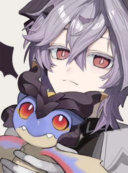1boy closed_mouth creature crossed_bangs dragon frown genshin_impact hair_between_eyes highres holding holding_creature looking_at_viewer male_focus mini_durin_(dragon)_(genshin_impact) mini_durin_(genshin_impact) mini_durin_(human)_(genshin_impact) purple_hair red_eyes simple_background split_mouth tanururi upper_body white_background
