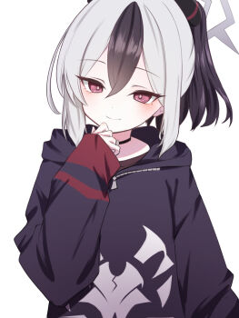 1girl arm_up black_choker black_hoodie black_horns black_shirt blue_archive choker closed_mouth curled_fingers demon_horns demon_wings double-parted_bangs ear_piercing eyeliner grey_halo hair_between_eyes halo highres hncstk hood hood_down hoodie horns kayoko_(blue_archive) makeup medium_hair multicolored_hair piercing pink_pupils ponytail print_hoodie problem_solver_68_(blue_archive) raised_eyebrows red_eyeliner red_eyes shirt sidelocks simple_background smile solo two-tone_hair two-tone_hoodie white_background wings zipper