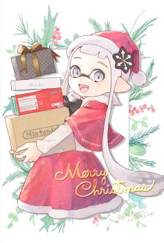 1girl :d artist_name bilingual_commentary box capelet christmas commentary dated english_commentary fang flower flower_request gift gift_box green_flower grey_eyes grey_hair hat highres holding holding_box inkling inkling_girl inkling_player_character logo long_hair looking_at_viewer merry_christmas mixed-language_commentary nintendo open_mouth pointy_ears raiazuma red_capelet red_hat santa_hat smile solo splatoon_(series) standing tentacle_hair twitter_username very_long_hair white_background