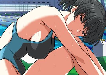 1girl amagami black_eyes black_hair black_one-piece_swimsuit breasts competition_swimsuit feet_out_of_frame highleg highleg_one-piece_swimsuit highres indoors looking_at_viewer medium_breasts one-piece_swimsuit ponytail pool short_hair sitting smile solo swimsuit tsukahara_hibiki two-tone_swimsuit yuuyuu_(3jjbn)
