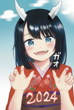 1girl 2024 aoki_ruri black_hair blue_sky blush brown_sash cloud cloudy_sky day dragon_girl dragon_horns fangs green_eyes highres horns japanese_clothes kimono looking_at_viewer medium_hair miyayuki_azami nengajou new_year open_mouth outdoors paw_pose red_kimono ruridragon sky smile solo tongue upper_body variant_set