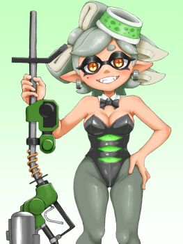 1girl alternate_costume blush bow bowtie breasts cleavage detached_collar detached_sleeves e-liter_4k_(splatoon) earrings fangs gradient_background green_background grey_hair grin hand_on_own_hip holding holding_weapon jewelry large_breasts leotard looking_back marie_(splatoon) mole mole_under_eye nintendo pantyhose pointy_ears sheoknight smile solo splatoon_(series) tentacle_hair weapon yellow_eyes