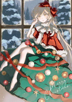 1girl absurdres barefoot blonde_hair bow capelet christmas christmas_ornaments christmas_star christmas_tree christmas_tree_costume cursive dress flipped_sidelocks frosted_glass full_body fur-trimmed_capelet fur_trim hair_between_eyes hair_bow hair_ornament happy highres light_particles long_hair looking_at_viewer merry_christmas nekory original parted_lips petite red_bow red_capelet sidelocks signature sitting snowing solo tree very_long_hair waving window yellow_eyes