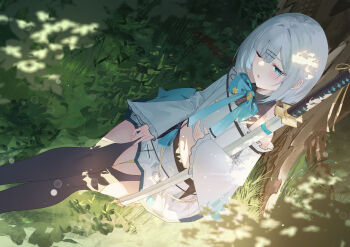 1girl aki_uzuki3 aqua_eyes aqua_ribbon black_thighhighs blush feet_out_of_frame grass hair_intakes highres kaga_sumire kaga_sumire_(5th_costume) katana looking_at_viewer lupinus_virtual_games midriff navel neck_ribbon official_alternate_costume one_eye_closed parted_lips ribbon scabbard sheath shirt short_hair side_part sitting sleeves_past_wrists solo sword thighhighs tree virtual_youtuber vspo! weapon white_hair white_shirt