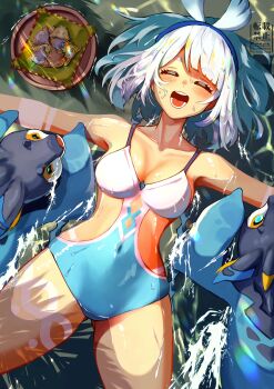 1girl absurdres alternate_costume blue_hairband blush breasts closed_mouth commentary_request covered_navel dark-skinned_female dark_skin genshin_impact gluteal_fold hairband highres long_hair lying medium_breasts mualani_(genshin_impact) one-piece_swimsuit open_mouth outstretched_arms partially_submerged solo spread_arms swimsuit tan tan_tattoo teeth two-tone_one-piece_swimsuit water wet white_hair yu_da_yu_da