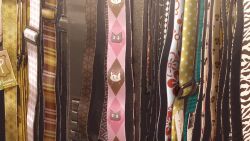 animated anime_screenshot blonde_hair blue_hair bocchi_the_rock! gotoh_hitori guitar headbanging highres ijichi_nijika instrument kita_ikuyo nervous pink_hair sound store tagme video yamada_ryo