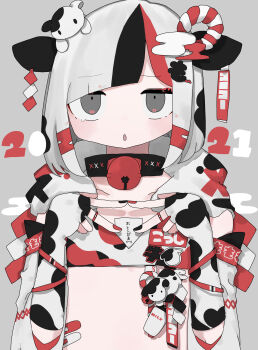 1girl 2021 :o absurdres animal_ears animal_print bandaid bell black_collar black_hair chinese_zodiac collar commentary_request cow cow_ears cow_girl cow_horns cow_print cow_print_gloves ear_tag fingerless_gloves gloves grey_background grey_eyes hair_ornament highres hood horns looking_at_viewer multicolored_hair new_year nukunuku_nigirimeshi original print_gloves rope shimenawa simple_background solo straight-on streaked_hair tag upper_body year_of_the_ox