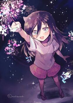 1girl :d arm_up bags_under_eyes black_hair blush casual commentary_request fireworks full_body green_eyes happy highres holding holding_fireworks kuroki_tomoko long_hair night night_sky nuka_(nukamochi) open_mouth outdoors red_shorts sandals shirt short_sleeves shorts sidelocks sky smile solo sparkle sparkler standing star_(sky) t-shirt toes twitter_username watashi_ga_motenai_no_wa_dou_kangaetemo_omaera_ga_warui! white_shirt