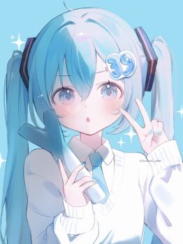 1girl :o ahoge alternate_costume blue_background blue_eyes blue_hair blue_nails blue_necktie commentary food hair_between_eyes hair_intakes hatsune_miku highres holding holding_food holding_spring_onion holding_vegetable light_blush long_hair long_sleeves looking_at_viewer necktie parted_lips shirt sidelocks simple_background solo spring_onion sweater syunmin_n000 twintails twitter_username upper_body v vegetable vocaloid white_shirt white_sweater