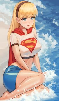 1girl artist_name awan0918 barefoot black_headband blonde_hair blue_eyes blue_skirt breasts cape crop_top dc_comics eyebrows feet headband highres kara_in-ze kara_zor-el kryptonian legs linda_danvers long_hair medium_breasts midriff ocean red_cape sand shiny_skin short_sleeves sitting skirt smile splashing supergirl superman_(series) thighs