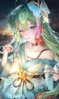 1girl blue_eyes bow braid bug butterfly butterfly_hair_ornament choker closed_mouth collarbone commentary_request fireworks green_hair hair_ornament highres holding i.chi insect japanese_clothes kimono long_hair looking_at_viewer multicolored_hair night off_shoulder original pink_hair red_bow sensitive sky smile solo sparkler