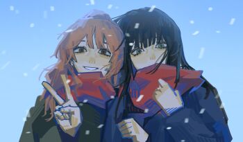 2girls arm_hug black_hair blue_background blue_jacket blue_sky blunt_bangs brown_eyes brown_hair chinese_commentary deep_in_the_forest earrings friends gil_somyung green_eyes green_jacket hand_up head_tilt heads_together highres jacket jewelry leaning_on_person leaning_to_the_side like_mother_like_daughter long_sleeves looking_at_viewer multiple_girls outdoors red_scarf scarf seo_namsoo sky smile snowing standing teeth upper_body v wavy_hair