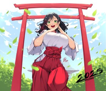1girl 2025 amagami-san_chi_no_enmusubi amagami_yae artist_name black_hair blue_sky breasts commentary cowboy_shot falling_leaves green_eyes hakama hakama_skirt japanese_clothes jk_arts kosode large_breasts leaf long_hair looking_at_viewer miko open_mouth own_hands_together red_hakama signature skirt sky smile solo steepled_fingers teeth torii twitter_username upper_teeth_only watermark