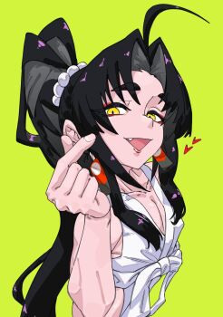 1boy 7arandus :d ahoge bare_arms black_hair borrowed_character commentary curtained_hair eyeshadow fang finger_heart green_background heart highres japanese_clothes kimono long_hair looking_at_viewer makeup male_focus open_mouth original parted_bangs pearl_hair_ornament ponytail red_eyeshadow simple_background sleeveless sleeveless_kimono smile solo thick_eyebrows trap triangle_mouth ushiwakamaru_(lihayato) white_kimono yellow_eyes