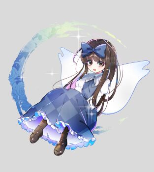 1girl :d blue_bow blue_dress blunt_bangs blush boots bow brown_boots brown_eyes brown_hair checkered_clothes commentary_request dress eyebrows_hidden_by_hair fairy_wings full_body gradient_background grey_background hair_bow happy highres juliet_sleeves knees_up long_hair long_sleeves looking_at_viewer open_mouth puffy_sleeves sia_6767 simple_background smile solo sparkle star_sapphire touhou unmoving_pattern very_long_hair wings