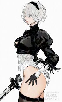 1girl 2b_(nier:automata) ass black_gloves black_hairband black_thighhighs blue_eyes breasts cleavage_cutout clothing_cutout commentary_request cowboy_shot feather-trimmed_sleeves from_side gloves grey_hair hair_between_eyes hairband highleg highleg_leotard highres holding holding_sword holding_weapon juliet_sleeves leotard long_sleeves looking_at_viewer medium_breasts mole mole_under_mouth nier:automata nier_(series) nishiii26miii pink_lips puffy_sleeves short_hair solo sword thighhighs thighs turtleneck weapon white_background white_leotard