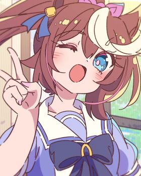 1girl ;d animal_ears blue_eyes bow bowtie brown_hair commentary_request earrings hair_bow hand_up honkawa_works horse_ears horse_girl jewelry long_hair looking_at_viewer multicolored_hair one_eye_closed open_mouth pink_bow puffy_short_sleeves puffy_sleeves purple_bow purple_bowtie sailor_collar school_uniform short_sleeves smile solo streaked_hair summer_uniform tokai_teio_(umamusume) tracen_school_uniform two-tone_hair umamusume upper_body v white_hair white_sailor_collar