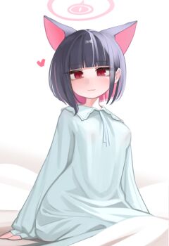1girl absurdres alternate_costume animal_ears black_hair blue_archive blunt_bangs breasts cat_ears colored_inner_animal_ears colored_inner_hair commentary_request drawstring extra_ears gimgodttule halo heart highres kazusa_(blue_archive) korean_commentary long_sleeves looking_at_viewer medium_breasts mixed-language_commentary multicolored_hair nightgown partial_commentary pink_hair pink_halo red_eyes short_hair simple_background sitting sleeves_past_wrists slit_pupils smile solo two-tone_hair white_background white_nightgown