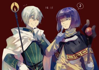 2boys aubz black_cape cape crossover dated gloves grey_shirt grin hair_between_eyes hand_on_own_chin highres holding holding_staff ishida_akira_(voice_actor) long_sleeves looking_at_another mage_staff male_focus multiple_boys musical_note notice_lines octopath_traveler octopath_traveler_ii one_eye_closed purple_hair red_background shirt short_hair simple_background slayers smile spoken_musical_note staff temenos_mistral turtleneck voice_actor_connection white_cape white_gloves white_hair xelloss yellow_shirt