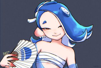 1girl bare_shoulders blue_hair chest_sarashi closed_mouth commentary commentary_request dated earrings english_commentary folding_fan grey_background hairband hand_fan jewelry long_hair looking_at_viewer mixed-language_commentary multiple_earrings nintendo octoling print_fan red_eyes sarashi shiver_(deep_cut_outfit)_(splatoon) shiver_(splatoon) short_eyebrows signature simple_background smile solo somakusha splatoon_(series) splatoon_3 standing tentacle_hair thick_eyebrows tooth_earrings upper_body white_hairband