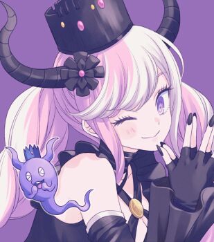 &gt;_&lt; 1girl black_crown black_gloves black_horns black_nails commentary_request crown detached_sleeves eyelashes fingerless_gloves gloves highres horns komasawa_(fmn-ppp) long_hair looking_at_viewer master_detective_archives:_rain_code multicolored_hair nail_polish one_eye_closed open_mouth pink_hair purple_background purple_eyes shinigami_(ghost)_(rain_code) shinigami_(rain_code) sidelocks simple_background smile upper_body white_hair