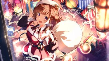 1girl blush box breasts brown_hair christmas detached_sleeves double_bun dress fur-trimmed_dress fur-trimmed_headwear fur_trim gift gift_box hair_bun hat hat_bell highres holding holding_sack indie_virtual_youtuber lantern looking_at_viewer murasaki_himuro open_mouth purple_eyes red_dress red_hat sack sakino_moco santa_costume santa_dress santa_hat smile snow solo virtual_youtuber