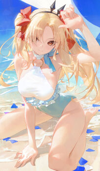 1girl absurdres barefoot beach black_hairband blonde_hair bow breasts closed_mouth ereshkigal_(fate) eyes_visible_through_hair fate/grand_order fate_(series) hair_ornament hair_over_one_eye hairband hand_up highres large_breasts long_hair looking_at_viewer modare ocean one-piece_swimsuit orange_eyes outdoors red_bow sideboob smile solo ereshkigal_(swimsuit_beast)_(fate) swimsuit thighs twintails