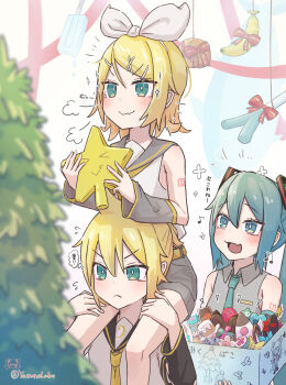 >_< 1boy 2girls 39 :> :< :d :q annotated aqua_eyes aqua_hair aqua_necktie artist_name banana bare_shoulders bass_clef bell black_sleeves blonde_hair bow box brother_and_sister carrying christmas christmas_tree collared_shirt commentary_request decorating_christmas_tree detached_sleeves doodle_inset double-parted_bangs fang flying_sweatdrops food fruit grey_shirt grey_shorts hair_bow hair_ornament hair_tie hairclip hanging_food hatsune_miku highres holding holding_box holding_ornament holding_star ima_sugu_rinne_(vocaloid) kagamine_len kagamine_rin long_hair looking_at_another magical_mirai_(vocaloid) magical_mirai_miku magical_mirai_miku_(2016) magical_mirai_miku_(2018) magical_mirai_miku_(2019) magical_mirai_miku_(2020_summer) magical_mirai_miku_(2020_winter) magical_mirai_miku_(2022) magical_mirai_miku_(2023) magical_mirai_miku_(2024) magical_mirai_miku_(2025) megaphone melting_popsicle mimukauwa_nice_try_(vocaloid) multiple_girls musical_note neckerchief necktie notice_lines number_tattoo open_mouth orange_(fruit) parallel_hairclips parted_bangs popsicle puff_of_air raised_eyebrows red_bow rocket shirt short_hair shorts shoulder_carry siblings sitting_on_shoulder skin_fang smile smug sparkle speech_bubble spring_onion star_(symbol) streamers tattoo thigh_grab thought_bubble tongue tongue_out translated treble_clef tree-topper twins twintails twitter_username uno_(game) upper_body v-shaped_eyebrows vocaloid white_bow white_shirt yasuno-labo yellow_neckerchief yellow_necktie