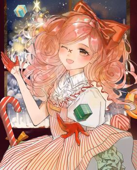 1girl bow brown_eyes buttons candy candy_cane chinese_commentary christmas christmas_ornaments christmas_tree collared_shirt commentary_request cowboy_shot curly_hair dot_nose dress dress_shirt eyelashes facepaint floating_clothes food frilled_dress frills gift gloves hair_bow half_gloves happy highres infinity_nikki large_bow light_blush long_hair looking_at_viewer night nikki_(series) object_floating_above_hand one_eye_closed open_mouth pinafore_dress pink_hair puffy_short_sleeves puffy_sleeves red_bow red_dress red_gloves shirt short_dress short_sleeves sleeveless sleeveless_dress smile snowing solo striped_clothes striped_dress stylist_(nikki) teeth two-tone_dress upper_teeth_only vertical-striped_clothes vertical-striped_dress white_dress white_shirt window xiankafei55823