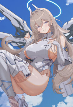 1girl absurdres ass bare_shoulders blush breasts chaos_zero_nightmare commentary_request covered_navel detached_sleeves grey_hair hair_between_eyes halo highres horns konjou large_breasts leg_armor leotard long_hair looking_at_viewer mechanical_horns mechanical_wings multicolored_eyes sereniel_(chaos_zero_nightmare) sideboob sidelocks smile solo thighhighs very_long_hair white_leotard white_sleeves wings