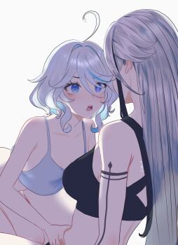 2girls ahoge aoiabyss arlecchino_(genshin_impact) black_bra black_streaks blue_bra blue_eyes blue_streaks bra commentary_request furina_(genshin_impact) genshin_impact grey_hair highres kneeling long_hair looking_at_another multiple_girls open_mouth simple_background spanish_commentary underwear white_background white_hair yuri