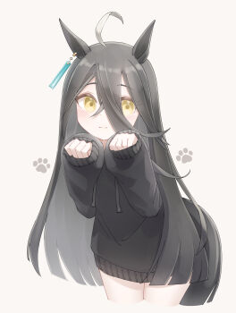 Rule 34 | 1girl, absurdres, ahoge, animal ears, black hair, black sweater, blush, closed mouth, ear tag, earrings, hair between eyes, highres, horse ears, horse girl, horse tail, jewelry, long bangs, long hair, long hair between eyes, long sleeves, looking at viewer, manhattan cafe (umamusume), multicolored hair, paw print, re1m1, simple background, single earring, solo, sweater, tail, umamusume, very long hair, white hair, yellow eyes