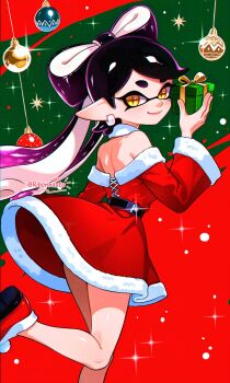 1girl bare_shoulders black_hair bow-shaped_hair box brown_pupils callie_(splatoon) christmas closed_mouth collar commentary cross-shaped_pupils detached_collar dress earrings english_commentary fur-trimmed_dress fur-trimmed_sleeves fur_trim gift gift_box gradient_hair highres holding holding_gift inkling jewelry long_hair long_sleeves looking_at_viewer mole mole_under_eye multicolored_hair nintendo pink_hair pointy_ears red_dress red_shoes ribonhaato santa_costume santa_dress shoes smile solo splatoon_(series) strapless strapless_dress symbol-shaped_pupils tentacle_hair twintails white_collar wide_sleeves yellow_eyes