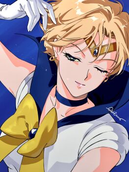 1girl arm_up bishoujo_senshi_sailor_moon blonde_hair blue_background blue_choker blue_eyes blue_sailor_collar bow choker circlet earrings eyelashes gloves gold_earrings highres jewelry magical_girl one_eye_closed pink_lips roru_(lol_dessin) sailor_collar sailor_senshi_uniform sailor_uranus short_hair signature smile solo ten&#039;ou_haruka upper_body very_short_hair white_gloves yellow_bow