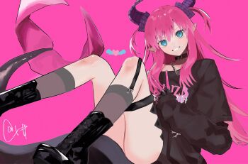 1girl belt_collar black_arm_warmers black_boots black_collar black_shirt black_tail blue_eyes boots collar colored_fingertips dragon_girl dragon_horns dragon_tail ear_piercing elizabeth_bathory_(fate) elizabeth_bathory_(perfect)_(fate) elizabeth_bathory_(perfect)_(first_ascension)_(fate) fate/grand_order fate_(series) foot_out_of_frame grey_socks grin hair_between_eyes heart_pendant highres horns knees_up lace-up_boots legwear_garter long_hair looking_at_viewer piercing pink_background pink_hair pointy_ears purple_horns sharp_teeth shirt short_sleeves simple_background single_bare_shoulder single_legwear_garter single_off_shoulder sitting smile socks solo t-shirt tail teeth two_side_up urtk07 v