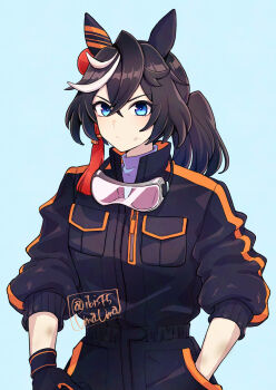 1girl alternate_costume animal_ears black_gloves black_hair black_jumpsuit blue_background blue_eyes closed_mouth ear_covers gloves goggles goggles_around_neck hair_between_eyes hair_ornament hand_in_pocket hi_(ibisf5umauma) highres horse_ears horse_girl jumpsuit katsuragi_ace_(umamusume) long_hair long_sleeves looking_at_viewer multicolored_hair ponytail shirt simple_background solo streaked_hair tassel tassel_hair_ornament umamusume umamusume:_cinderella_gray upper_body white_hair