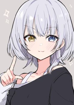 1girl :3 bang_dream! bang_dream!_it&#039;s_mygo!!!!! black_shirt blue_eyes blush commentary_request grey_background heterochromia highres index_finger_raised kaname_raana looking_at_viewer shirt short_hair solo upper_body white_hair white_shirt yellow_eyes zhong_xiansheng