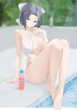 1girl absurdres azur_lane bare_shoulders bikini blue_eyes blurry blurry_background bottle bow breasts cleavage collarbone commentary_request grey_hair hair_bow highres huge_breasts looking_at_viewer medium_hair official_alternate_costume poolside senran_kagura sitting solo suo_bu_ye_feng swimsuit water white_bikini white_bow yumi_(afternoon_teatime)_(senran_kagura) yumi_(senran_kagura)