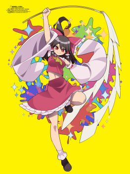 1girl arm_up ascot bow breasts brown_hair brown_shoes closed_mouth commentary_request detached_sleeves frilled_bow frilled_hair_tubes frilled_skirt frills full_body gohei hair_bow hair_tubes hakurei_reimu highres holding holding_gohei large_breasts long_hair looking_at_viewer midriff_peek red_bow red_eyes red_skirt ribbon-trimmed_sleeves ribbon_trim shoes signature skirt skirt_set smile socks solo touhou umigarasu_(kitsune1963) watermark white_socks yellow_ascot yellow_background