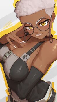 1girl absurdres arm_under_breasts bare_shoulders bilingual_commentary breasts cleavage closed_mouth commentary dark-skinned_female dark_skin detached_sleeves english_commentary gachiakuta glasses highres large_breasts looking_at_viewer mixed-language_commentary round_eyewear semiu_grier short_hair solo tettora white_hair yellow_eyes