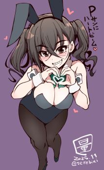 1girl animal_ears black_leotard breasts brown_eyes brown_hair brown_pantyhose cleavage commentary_request fake_animal_ears heart heart_hands highres idolmaster idolmaster_cinderella_girls large_breasts leotard looking_at_viewer medium_hair pantyhose playboy_bunny purple_background rabbit_ears serebi_ryousangata sharp_teeth simple_background solo standing sunazuka_akira teeth translation_request twintails