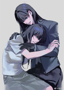 2girls alternate_costume black_gloves black_hair blunt_bangs evil_grin evil_smile gil_somyung gloves green_eyes grey_background grey_jacket grey_shirt grey_skirt grey_vest grin hand_on_another&#039;s_shoulder head_on_chest highres hug jacket leaning_to_the_side like_mother_like_daughter long_hair looking_down looking_to_the_side lurline38996 mother_and_daughter multiple_girls parted_lips pink_lips scared shade shirt short_sleeves sitting skirt smile somyung&#039;s_mother_(like_mother_like_daughter) spoilers vest watermark weibo_username weibo_watermark