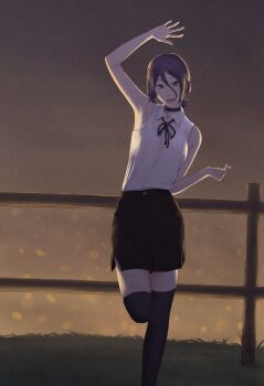 1girl aanryus absurdres arm_up black_choker black_ribbon black_shorts black_thighhighs chainsaw_man choker collared_shirt fence film_grain green_eyes hair_between_eyes highres looking_at_viewer neck_ribbon night outdoors purple_hair reze_(chainsaw_man) ribbon shirt shirt_tucked_in shorts sleeveless sleeveless_shirt solo standing standing_on_one_leg thighhighs white_shirt wooden_fence