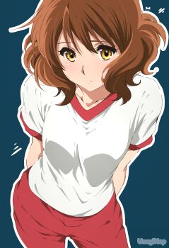 Rule 34 | 1girl, arms behind back, artist name, blue background, brown eyes, brown hair, closed mouth, collarbone, commentary, cowboy shot, english commentary, gym shirt, hibike! euphonium, highres, looking at viewer, medium hair, messy hair, official alternate costume, oumae kumiko, outline, pants, red pants, shirt, short sleeves, simple background, solo, usagihop, white outline, white shirt