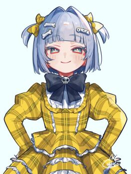 1girl 261tanbo aqua_eyes black_bow black_bowtie blue_hair bone_hair_ornament bow bowtie brooch dress frilled_dress frills gold_dress hair_bow hair_intakes hair_ornament hairclip hands_on_own_hips highres jewelry juliet_sleeves lolita_fashion long_sleeves official_alternate_costume plaid_clothes plaid_dress puffy_sleeves short_hair simple_background skull_brooch smile solo two_side_up virtual_youtuber vspo! white_background yano_kuromu yano_kuromu_(3rd_costume)