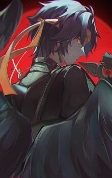 1boy asaba_harumasa black_hair black_shirt black_wings closed_mouth commentary earrings feathered_wings from_behind headband highres jewelry looking_at_viewer looking_back male_focus parted_bangs red_background rena2702 shirt short_hair smile solo tassel tassel_earrings twitter_username upper_body wings yellow_eyes yellow_headband zenless_zone_zero